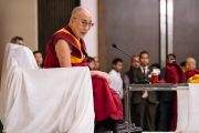 Его Святейшество Далай-лама дарует наставления тибетцам, прибывшим из регионов северо-восточной Индии. Гувахати, штат Ассам, Индия. 2 апреля 2017 г. Фото: Тензин Чойджор (офис ЕСДЛ)