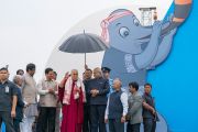 Его Святейшество Далай-лама, главный министр штата Ассам Шри Сарбананда Соновал и губернатор штата Ассам Шри Банварилал Пурохит прибывают на открытие фестиваля Намами Брахмапутра. Гувахати, штат Ассам, Индия. 2 апреля 2017 г. Фото: Тензин Чойджор (офис ЕСДЛ)