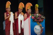 Тибетские монахи открывают пением молитв встречу, прошедшую в  конференц-зале Индийской телевизионной академии в рамках фестиваля Намами Брахмапутра. Гувахати, штат Ассам, Индия. 2 апреля 2017 г. Фото: Тензин Чойджор (офис ЕСДЛ)