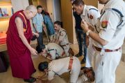 По прибытии в отель Его Святейшеству Далай-ламе выражают почтение местные полицейские. Гувахати, штат Ассам, Индия. 2 апреля 2017 г. Фото: Тензин Чойджор (офис ЕСДЛ)