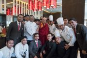 Его Святейшество Далай-лама фотографируется с работниками кухни во время обеда в ходе второго дня визита в Гувахати. Гувахати, штат Ассам, Индия. 2 апреля 2017 г. Фото: Тензин Чойджор (офис ЕСДЛ)