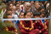Тибетцы из регионов северо-восточной Индии слушают наставления Его Святейшества Далай-ламы. Гувахати, штат Ассам, Индия. 2 апреля 2017 г. Фото: Тензин Чойджор (офис ЕСДЛ)