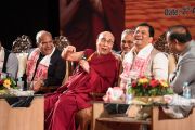 Его Святейшество Далай-лама, губернатор штата Ассам Шри Банварилал Пурохит и главный министр штата Ассам Шри Сарбананда Соновал смеются во время сессии вопросов и ответов на фестивале Намами Брахмапутра. Гувахати, штат Ассам, Индия. 2 апреля 2017 г. Фото: Тензин Чойджор (офис ЕСДЛ)