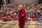 По завершении встречи Его Святейшество Далай-лама фотографируется с более чем 400 тибетцами из регионов северо-восточной Индии. Гувахати, штат Ассам, Индия. 2 апреля 2017 г. Фото: Тензин Чойджор (офис ЕСДЛ)