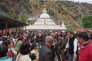 Освятив ступу в Рупе, Его Святейшество Далай-лама идет через толпу почитателей. Штат Аруначал-Прадеш, Индия. 4 апреля 2017 г. Фото: Джереми Рассел (офис ЕСДЛ)