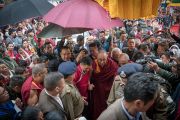 Его Святейшество Далай-лама идет через толпу почитателей в сопровождении главного министра штата Аруначал-Прадеш Пемы Кханду. Бомдила, штат Аруначал-Прадеш, Индия. 4 апреля 2017 г. Фото: Тензин Чойджор (офис ЕСДЛ)