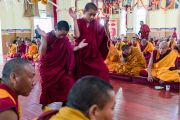 Монахи проводят философский диспут в ходе визита Его Святейшества Далай-ламы в монастырь Гонце Рагьял Линг. Бомдила, штат Аруначал-Прадеш, Индия. 5 апреля 2017 г. Фото: Тензин Чойджор (офис ЕСДЛ)