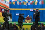 Его Святейшество Далай-лама читает публичную лекцию в аудитории одной из старших школ Бомдилы. Бомдила, штат Аруначал-Прадеш, Индия. 5 апреля 2017 г. Фото: Тензин Чойджор (офис ЕСДЛ)