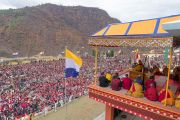 Его Святейшество Далай-лама дарует учения более чем 20,000 верующих в монастыре Тхупсунг Дхаргьелинг. Диранг, штат Аруначал-Прадеш, Индия. 6 апреля 2017 г. Фото: Тензин Чойджор (офис ЕСДЛ)
