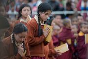 Юные слушательницы во время учений Его Святейшества Далай-ламы. Диранг, штат Аруначал-Прадеш, Индия. 6 апреля 2017 г. Фото: Тензин Чойджор (офис ЕСДЛ)