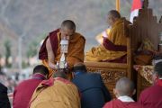 Монах дает благословение гостям, сидящим на сцене, во время дарования Его Святейшеством Далай-ламой разрешения на практику Авалокитешвары. Диранг, штат Аруначал-Прадеш, Индия. 6 апреля 2017 г. Фото: Тензин Чойджор (офис ЕСДЛ)