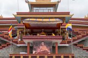 Вид на сцену и большой экран, расположенный под троном Его Святейшества Далай-ламы в монастыре Тхупсунг Дхаргьелинг. Диранг, штат Аруначал-Прадеш, Индия. 6 апреля 2017 г. Фото: Тензин Чойджор (офис ЕСДЛ)