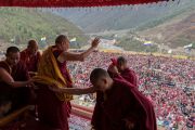 Его Святейшество Далай-лама машет рукой более чем 20,000 верующих, собравшихся на его учения в монастыре Тхупсунг Дхаргьелинг. Диранг, штат Аруначал-Прадеш, Индия. 6 апреля 2017 г. Фото: Тензин Чойджор (офис ЕСДЛ)