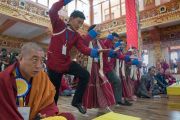 Местные жители проводят философский диспут во время визита Его Святейшества Далай-ламы в монастырь Тхупсунг Дхаргьелинг. Диранг, штат Аруначал-Прадеш, Индия. 6 апреля 2017 г. Фото: Тензин Чойджор (офис ЕСДЛ)