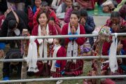Верующие выражают почтение Его Святейшеству Далай-ламе по завершении учений в монастыре Тхупсунг Дхаргьелинг. Диранг, штат Аруначал-Прадеш, Индия. 6 апреля 2017 г. Фото: Тензин Чойджор (офис ЕСДЛ)