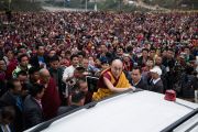 Его Святейшество Далай-лама покидает монастырь Тхупсунг Дхаргьелинг по завершении учений, на которые собрались более 20,000 верующих. Диранг, штат Аруначал-Прадеш, Индия. 6 апреля 2017 г. Фото: Тензин Чойджор (офис ЕСДЛ)