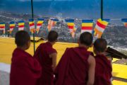 Юные монахи вглядываются в даль, ожидая прибытия Его Святейшества Далай-ламы в монастырь Таванг. Таванг, штат Аруначал-Прадеш, Индия. 7 апреля 2017 г. Фото: Тензин Чойджор (офис ЕСДЛ)
