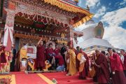 Его Святейшество Далай-лама обращается к местным жителям, остановившись на обед в монастыре Монпалпунг Джангчуб Чойкхорлинг по дороге в Таванг. Джанг, штат Аруначал-Прадеш, Индия. 7 апреля 2017 г. Фото: Тензин Чойджор (офис ЕСДЛ)