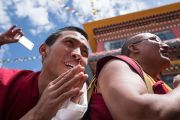 Монахи монастыря Монпалпунг Джангчуб Чойкхорлинг приветствуют Его Святейшество Далай-ламу, сделавшего остановку по дороге в Таванг. Джанг, штат Аруначал-Прадеш, Индия. 7 апреля 2017 г. Фото: Тензин Чойджор (офис ЕСДЛ)