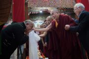 Его Святейшество Далай-лама приветствует верующих по прибытии в монастырь Таванг. Таванг, штат Аруначал-Прадеш, Индия. 7 апреля 2017 г. Фото: Тензин Чойджор (офис ЕСДЛ)