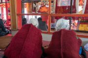 Верующие смотрят трансляцию учений Его Святейшества Далай-ламы, организованных на площадке Йига Чойзин при монастыре Таванг. Таванг, штат Аруначал-Прадеш, Индия. 8 апреля 2017 г. Фото: Тензин Чойджор (офис ЕСДЛ)