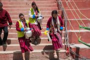 Волонтеры спешат угостить чаем верующих, собравшихся на площадке Йига Чойзин при монастыре Таванг, чтобы послушать учения Его Святейшества Далай-ламы. Таванг, штат Аруначал-Прадеш, Индия. 8 апреля 2017 г. Фото: Тензин Чойджор (офис ЕСДЛ)