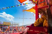 Его Святейшество Далай-лама окидывает взором площадку учений Йига Чойзин, где собралось более 50,000 верующих. Таванг, штат Аруначал-Прадеш, Индия. 9 апреля 2017 г. Фото: Тензин Чойджор (офис ЕСДЛ)
