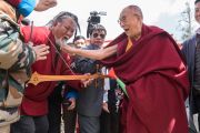 Его Святейшество Далай-лама шутливо приветствует тибетского музыканта, выступавшего на открытии мемориального музея Дордже Кханду. Таванг, штат Аруначал-Прадеш, Индия. 9 апреля 2017 г. Фото: Тензин Чойджор (офис ЕСДЛ)