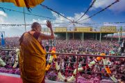 Его Святейшество Далай-лама машет рукой более чем 50,000 верующих по прибытии на площадку при храме Йига Чойзин в начале второго дня учений. Таванг, штат Аруначал-Прадеш, Индия. 9 апреля 2017 г. Фото: Тензин Чойджор (офис ЕСДЛ)