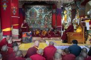 По возвращении Его Святейшества Далай-ламы в монастырь Таванг настоятель рассказывает ему о работе монастыря. Таванг, штат Аруначал-Прадеш, Индия. 9 апреля 2017 г. Фото: Тензин Чойджор (офис ЕСДЛ)