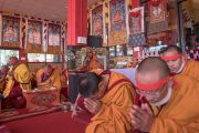 Монахи с красными ритуальными повязками на головах слушают наставления Его Святейшества Далай-ламы во время посвящения Авалокитешвары. Таванг, штат Аруначал-Прадеш, Индия. 9 апреля 2017 г. Фото: Тензин Чойджор (офис ЕСДЛ)