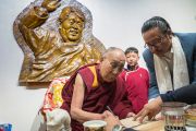Его Святейшество Далай-лама расписывается в книге почетных гостей в ходе визита в мемориальный музей Дордже Кханду. Таванг, штат Аруначал-Прадеш, Индия. 9 апреля 2017 г. Фото: Тензин Чойджор (офис ЕСДЛ)