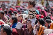 Один из слушателей посадил ребенка себе на голову, чтобы он мог лучше видеть Его Святейшество Далай-ламу. Таванг, штат Аруначал-Прадеш, Индия. 9 апреля 2017 г. Фото: Тензин Чойджор (офис ЕСДЛ)