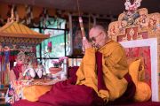 Его Святейшество Далай-лама дарует посвящение Авалокитешвары в ходе второго дня учений на площадке при храме Йига Чойзин. Таванг, штат Аруначал-Прадеш, Индия. 9 апреля 2017 г. Фото: Тензин Чойджор (офис ЕСДЛ)