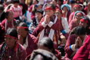 Верующие получают посвящение Авалокитешвары, даруемое Его Святейшеством Далай-ламой в храме Йига Чойзин. Таванг, штат Аруначал-Прадеш, Индия. 9 апреля 2017 г. Фото: Тензин Чойджор (офис ЕСДЛ)