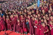 Юные монахи почтительно приветствуют Его Святейшество Далай-ламу, прибывшего на площадку при храме Йига Чойзин в начале заключительного дня учений, на которые собралось более 50,000 верующих. Таванг, штат Аруначал-Прадеш, Индия. 10 апреля 2017 г. Фото: Тензин Чойджор (офис ЕСДЛ)