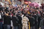 Его Святейшество Далай-лама направляется через толпу почитателей к площадке учений при храме Йига Чойзин. Таванг, штат Аруначал-Прадеш, Индия. 10 апреля 2017 г. Фото: Тензин Чойджор (офис ЕСДЛ)