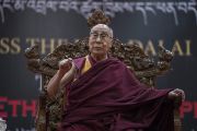 Его Святейшество Далай-лама читает публичную лекцию о важности светской этики для достижения счастья, организованную в конференц-центре Калавангпо. Таванг, штат Аруначал-Прадеш, Индия. 10 апреля 2017 г. Фото: Тензин Чойджор (офис ЕСДЛ)