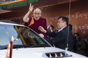 Его Святейшество Далай-лама машет своим почитателям рукой на прощание по завершении публичной лекции в конференц-центре Калавангпо. Таванг, штат Аруначал-Прадеш, Индия. 10 апреля 2017 г. Фото: Тензин Чойджор (офис ЕСДЛ)