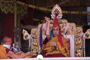 Его Святейшество Далай-лама дарует посвящение Ригзина Дунгдруба во время заключительного дня учений на площадке при храме Йига Чойзин. Таванг, штат Аруначал-Прадеш, Индия. 10 апреля 2017 г. Фото: Тензин Пунцок (офис ЕСДЛ)