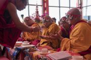 Монахи раздают ритуальные субстанции во время посвящения Ригзина Дунгдруба, даруемого Его Святейшеством Далай-ламой. Таванг, штат Аруначал-Прадеш, Индия. 10 апреля 2017 г. Фото: Тензин Чойджор (офис ЕСДЛ)