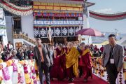 Его Святейшество Далай-лама поднимается на сцену в начале заключительного дня учений, организованных на площадке при храме Йига Чойзин. Таванг, штат Аруначал-Прадеш, Индия. 10 апреля 2017 г. Фото: Тензин Чойджор (офис ЕСДЛ)