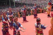 Тибетские артисты исполняют традиционные песни во время заключительной церемонии, завершающей учения Его Святейшества Далай-ламы. Таванг, штат Аруначал-Прадеш, Индия. 10 апреля 2017 г. Фото: Тензин Чойджор (офис ЕСДЛ)
