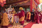 Монахи совершают традиционные подношения в ходе молебна о долгой жизни Его Святейшества Далай-ламы. Таванг, штат Аруначал-Прадеш, Индия. 10 апреля 2017 г. Фото: Тензин Чойджор (офис ЕСДЛ)