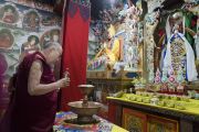 В заключительный день визита Его Святейшество Далай-лама ранним утром молится у алтаря в монастыре Таванг. Таванг, штат Аруначал-Прадеш, Индия. 11 апреля 2017 г. Фото: Тензин Чойджор (офис ЕСДЛ)