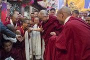Его Святейшество Далай-лама шутливо приветствует монахов, собравшихся, чтобы выразить ему почтение.  Таванг, штат Аруначал-Прадеш, Индия. 11 апреля 2017 г. Фото: Тензин Чойджор (офис ЕСДЛ)