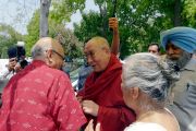 Бывший секретарь иностранных дел Лалит Мансингх приветствует Его Святейшество Далай-ламу, прибывшего в международный центр Индии. Нью-Дели, Индия. 27 апреля 2017 г. Фото: Лобсанг Церинг (офис ЕСДЛ)