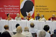 Его Святейшество Далай-лама отвечает на вопросы слушателей во время лекции в международном центре Индии. Нью-Дели, Индия. 27 апреля 2017 г. Фото: Лобсанг Церинг (офис ЕСДЛ)
