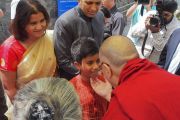 Дээрхийн Гэгээнтэн Далай Лам хатагтай М Л Сондигийн ач хүүтэй уулзаж байгаа нь. Энэтхэг, Шинэ Дели. 2017.04.27. Гэрэл зургийг Жерреми Рассел (ДЛО)