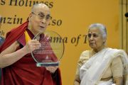 Его Святейшество Далай-лама демонстрирует публике врученную ему награду им. профессора М. Л. Сондхи в области международной политики. Нью-Дели, Индия. 27 апреля 2017 г. Фото: Джереми Рассел (офис ЕСДЛ)